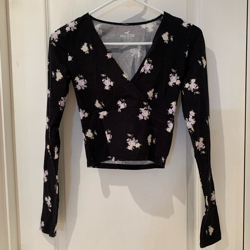 NEVER WORN Hollister black floral long sleeve cropped